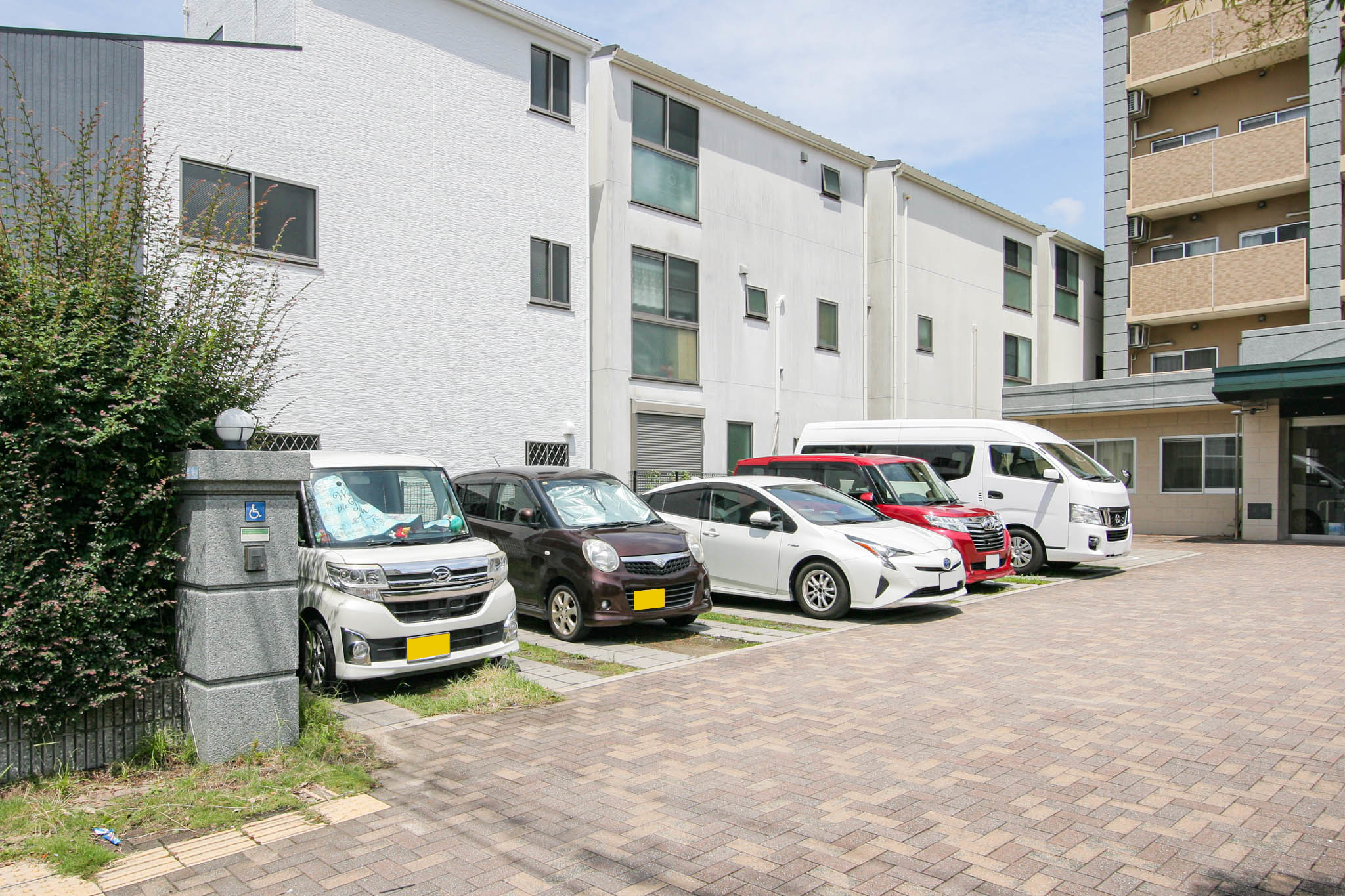 地域密着型 ケアハウス なずな園の玄関