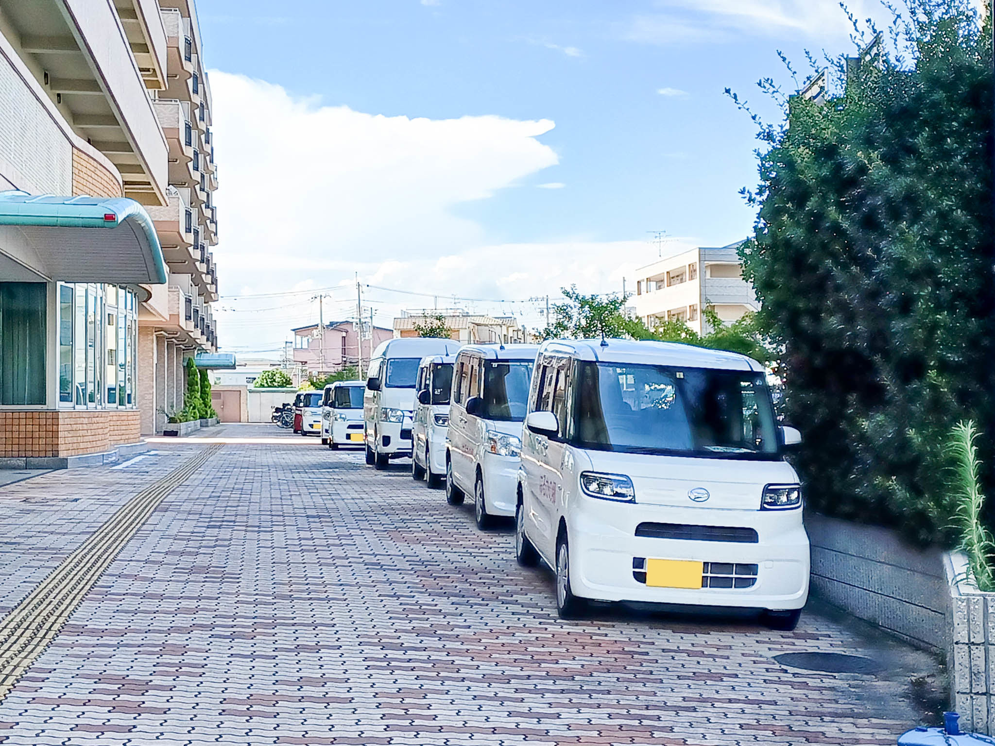 ケアハウス ロイヤルガーデンの玄関