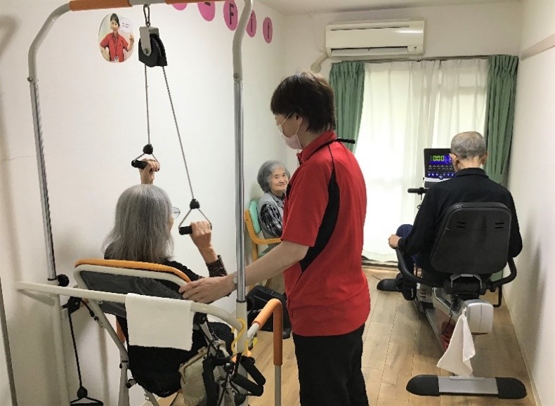 機能訓練士が常駐しています。楽しく筋力保持をサポートします。