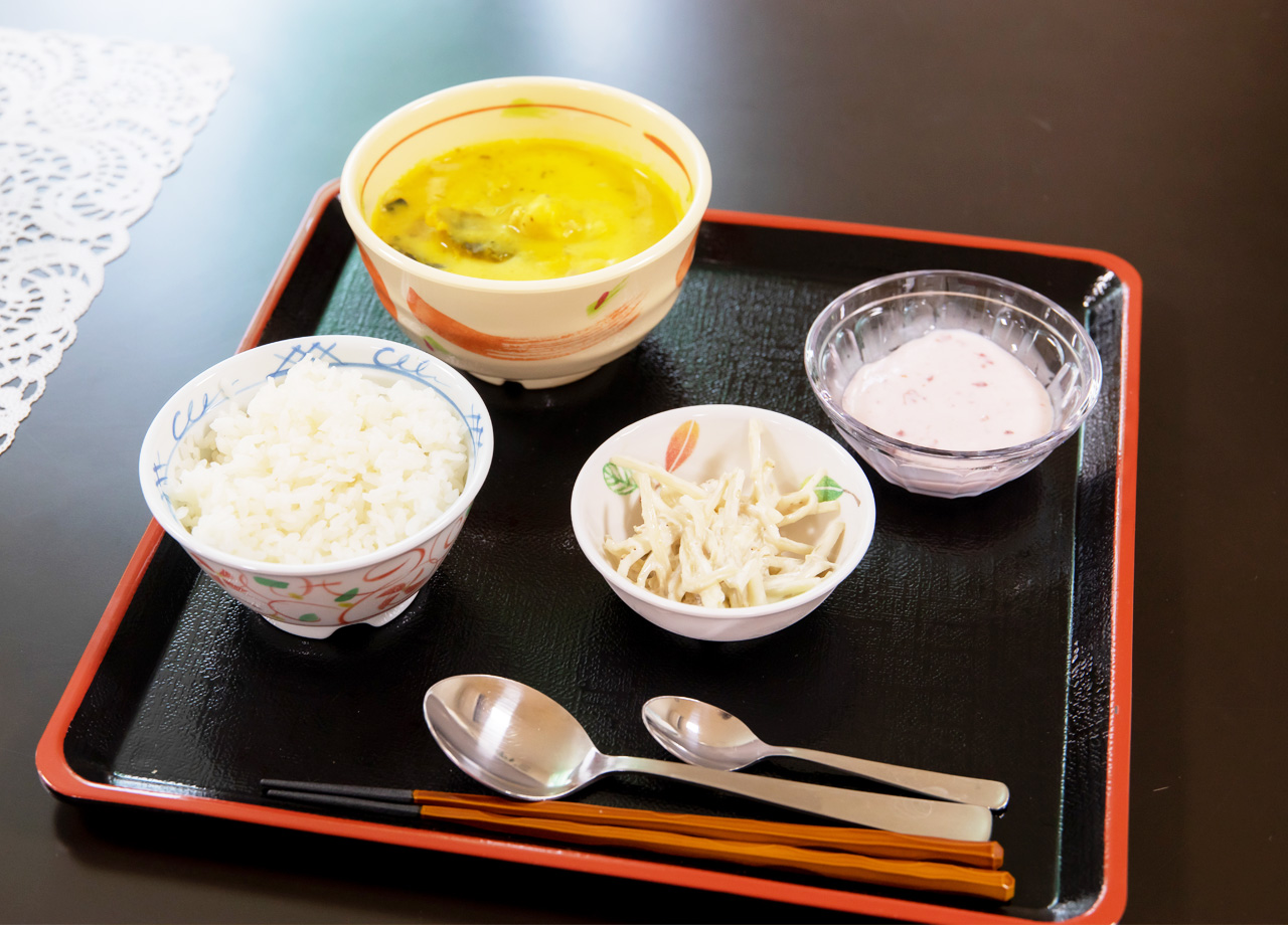 常駐の調理師による温かい家庭料理