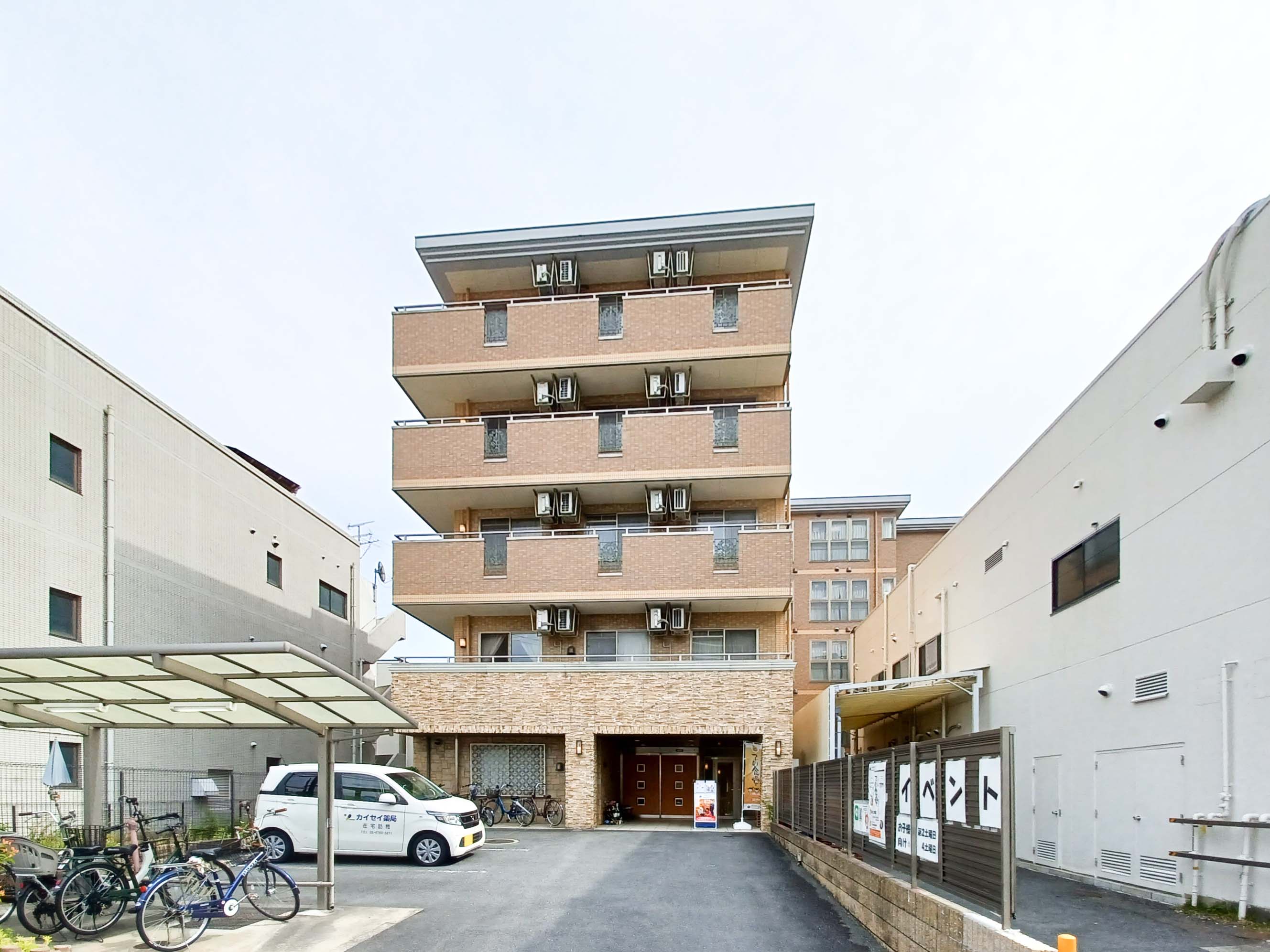 そんぽの家鶴見緑地の玄関
