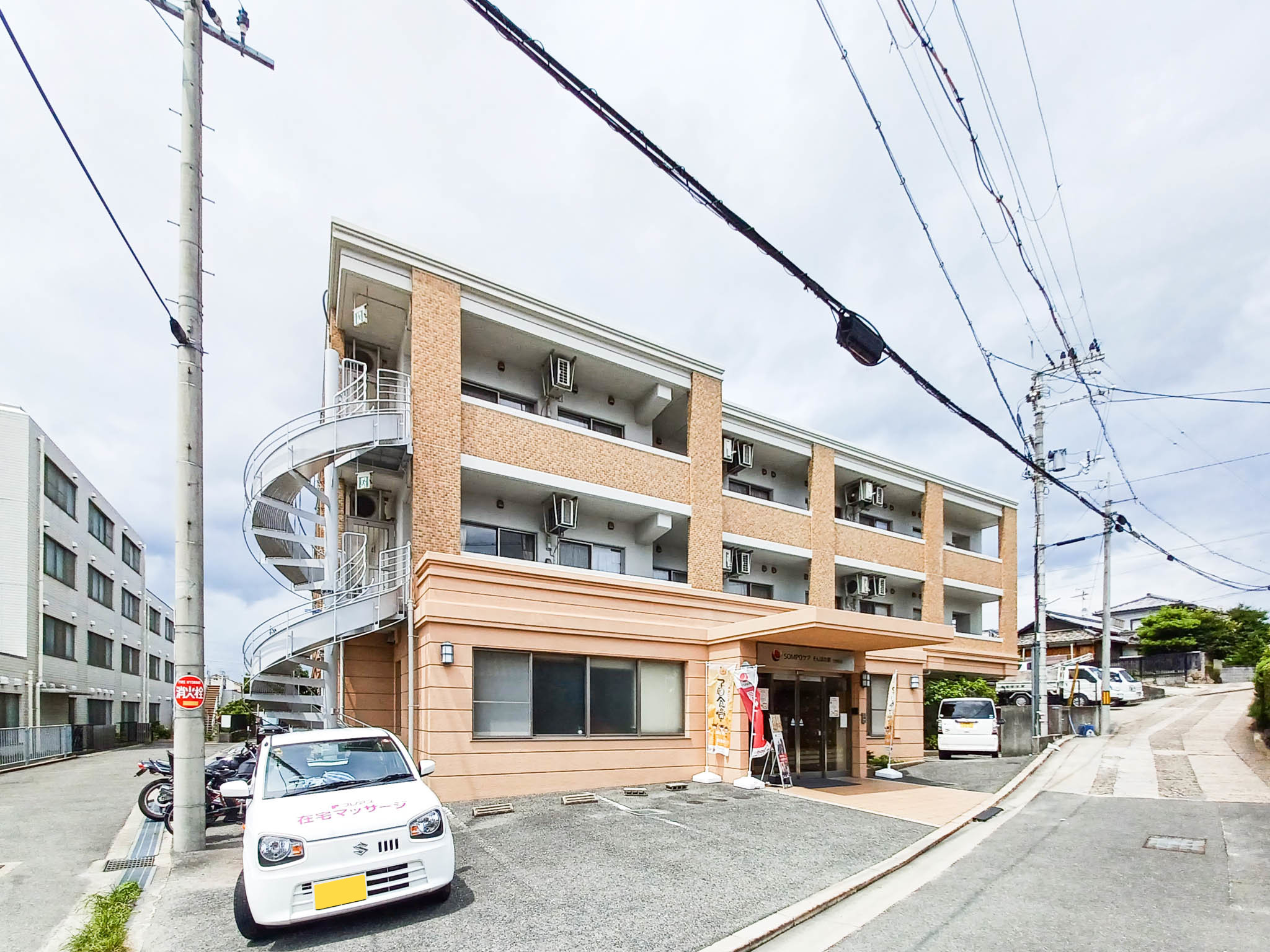 そんぽの家交野駅前の駐車場完備