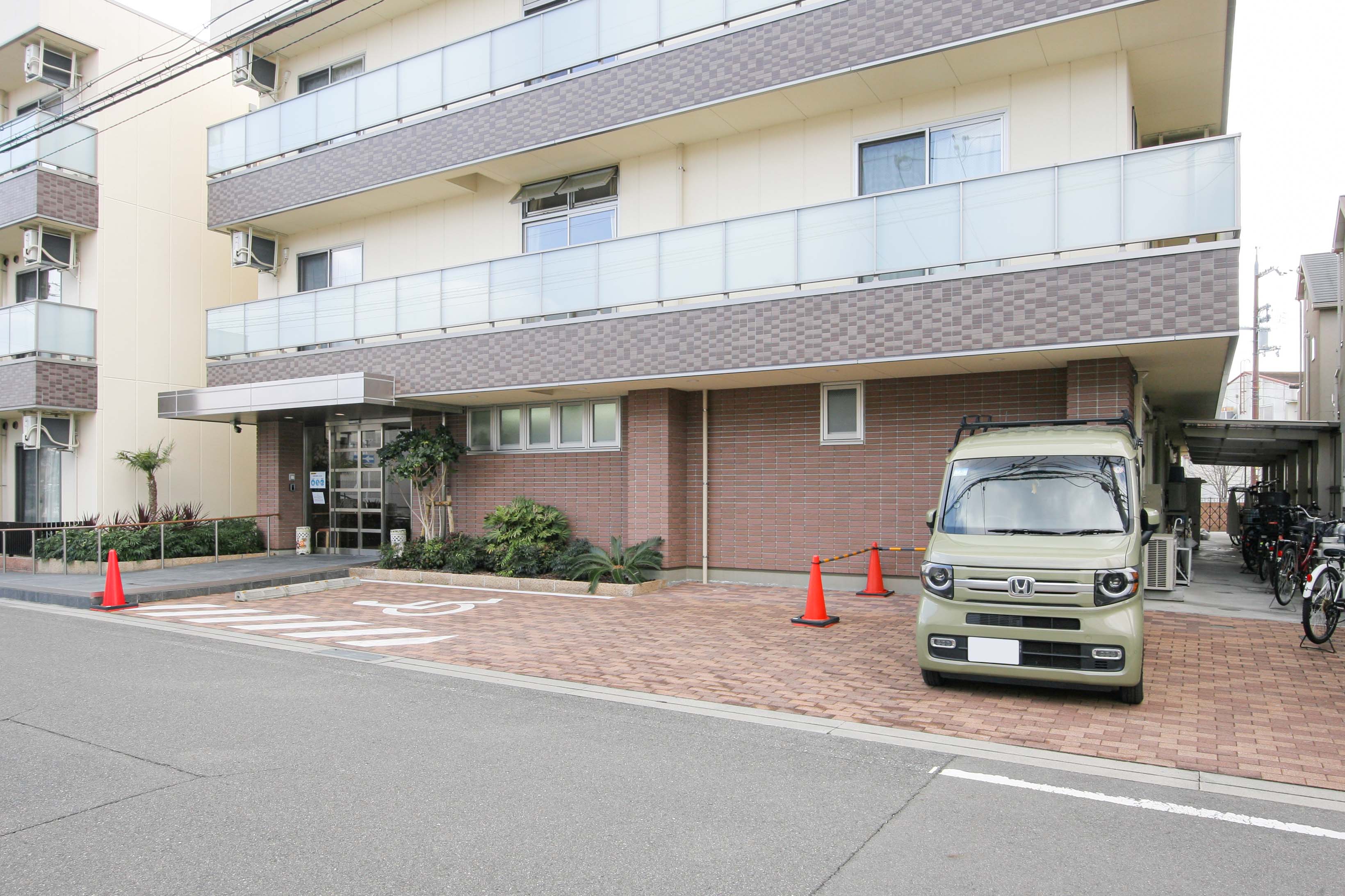 サンファミーレ茨木の玄関