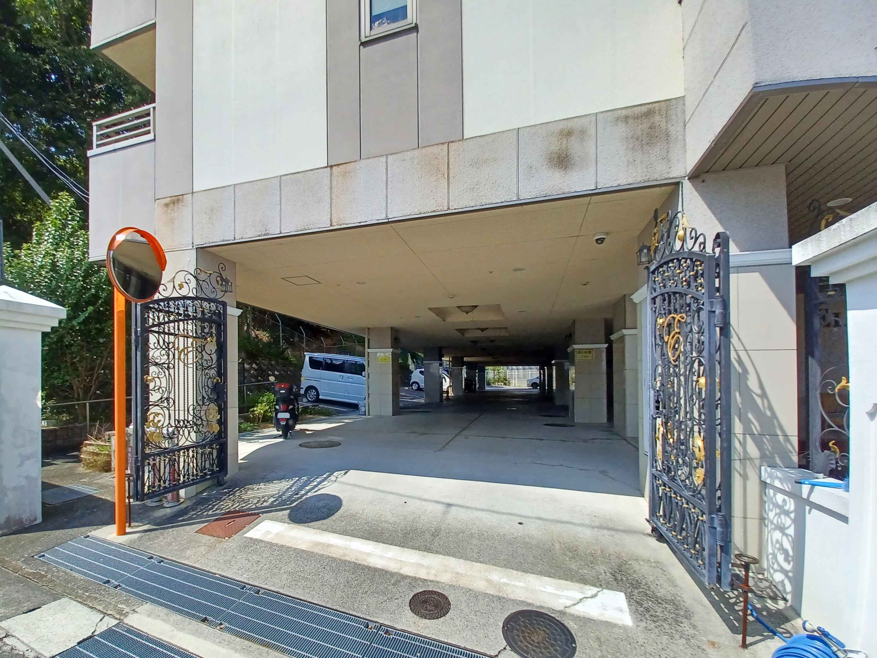 エリシオン学園前の玄関