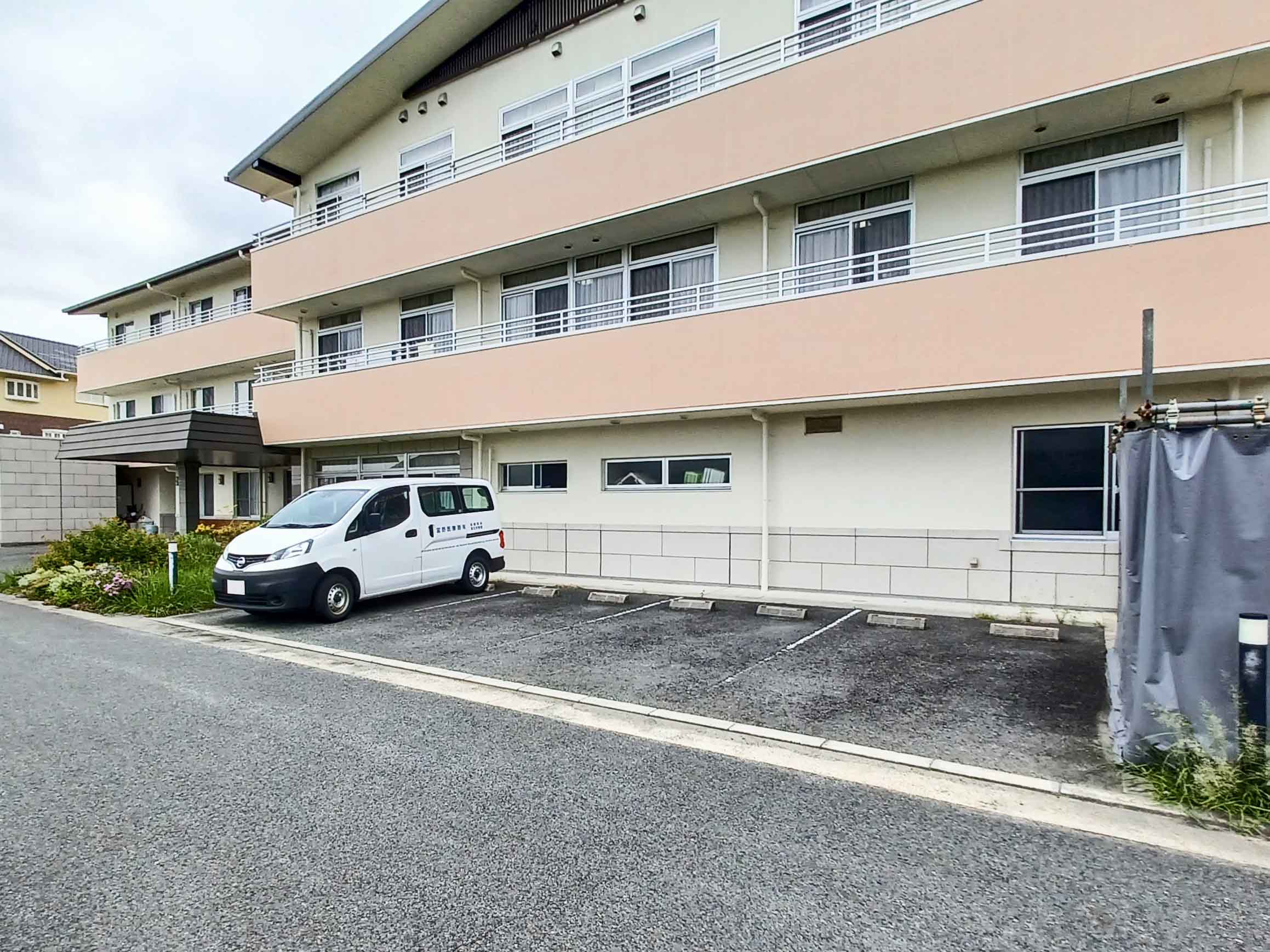 エリシオン登美ヶ丘の玄関