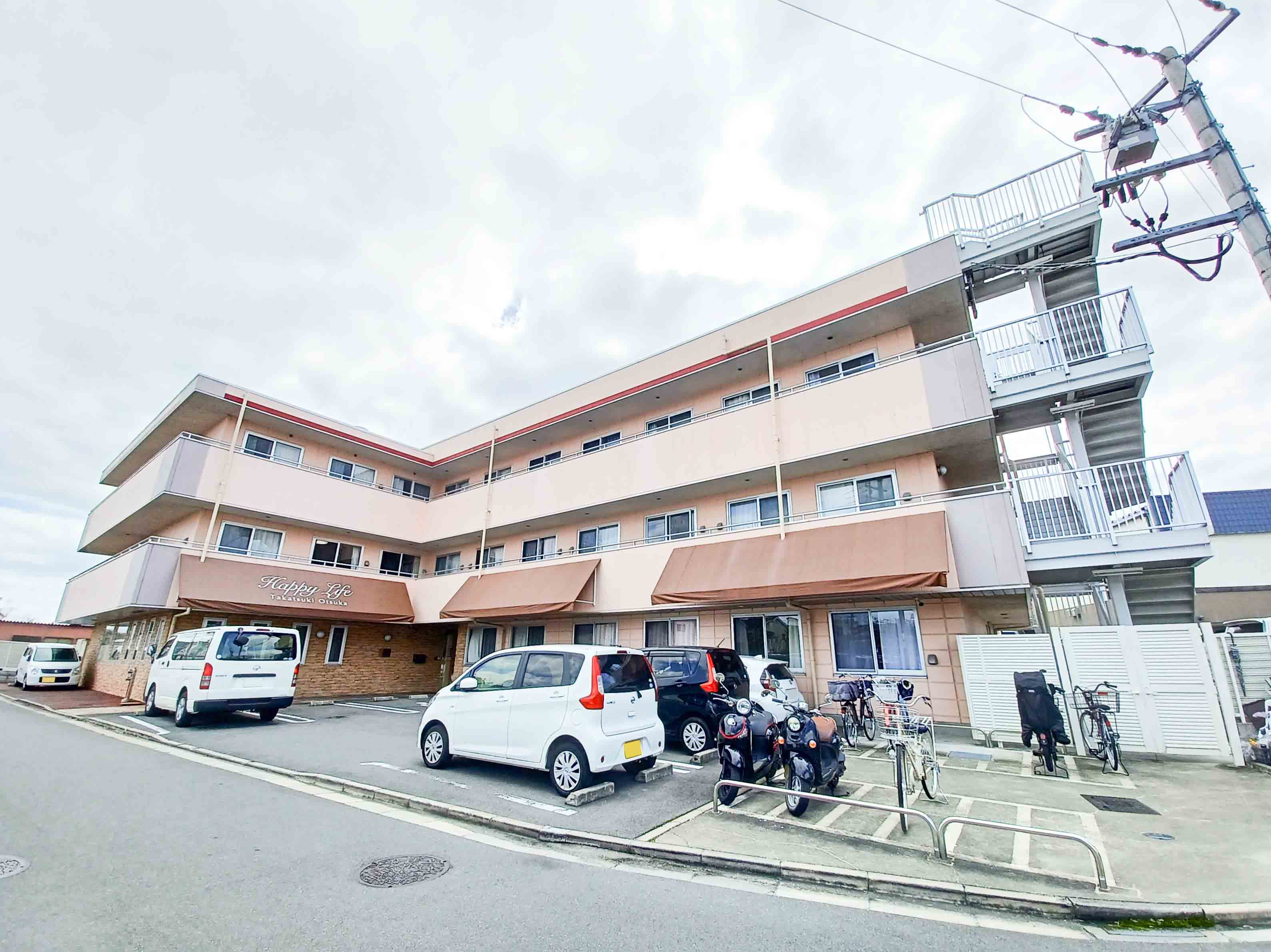 はっぴーらいふ高槻大塚の玄関