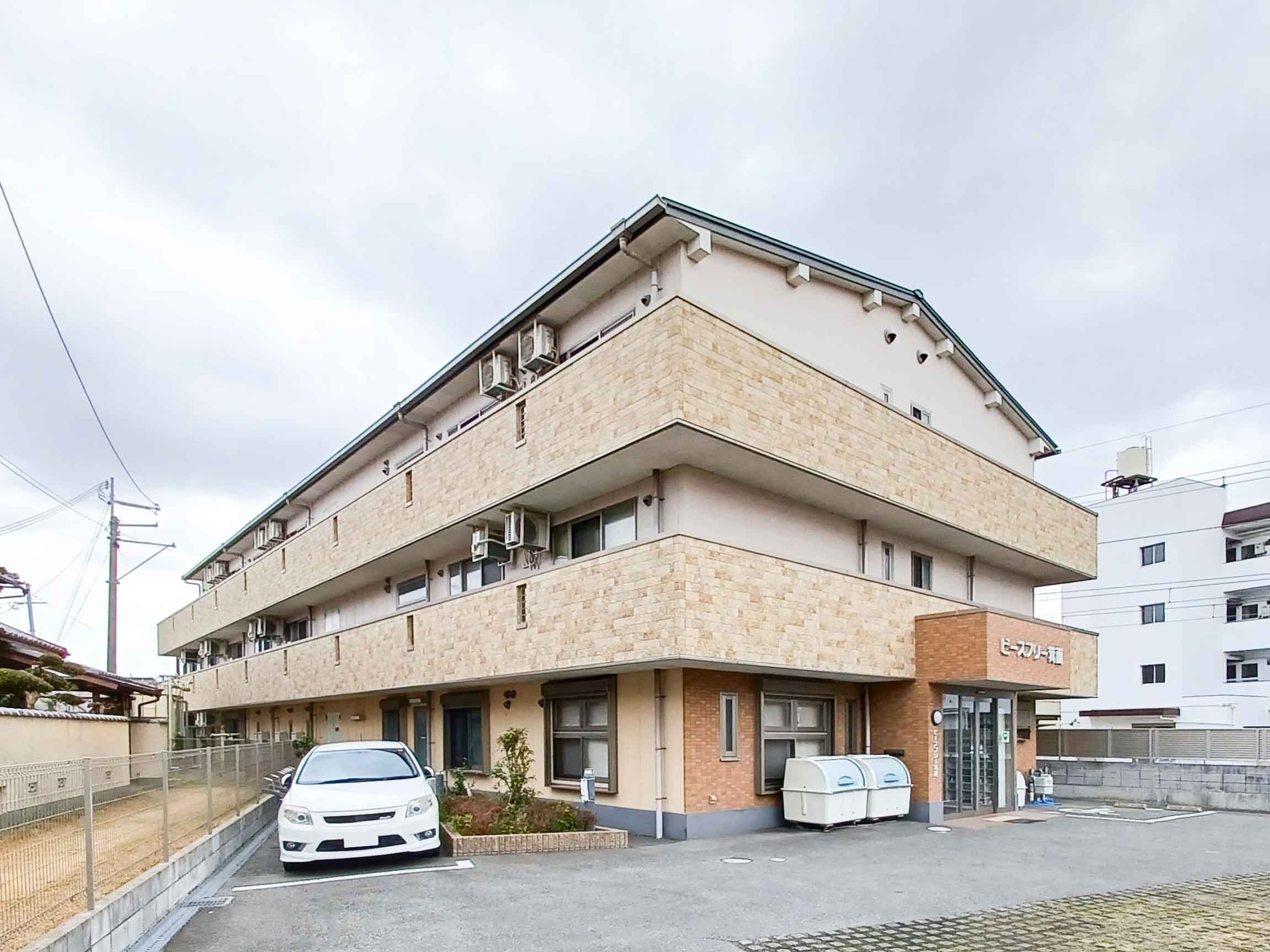 ピースフリー箕面の玄関