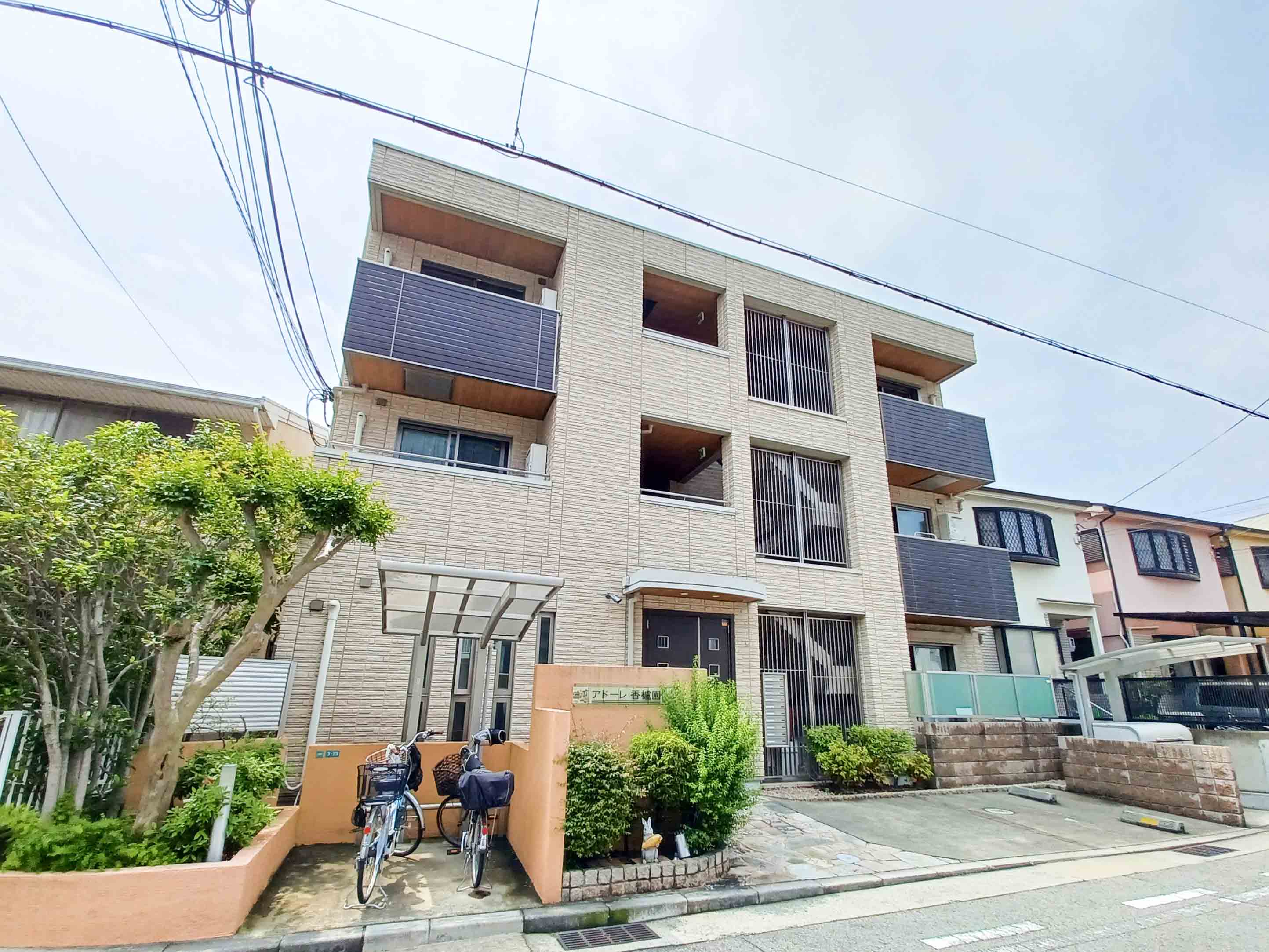 アドーレ香櫨園の玄関