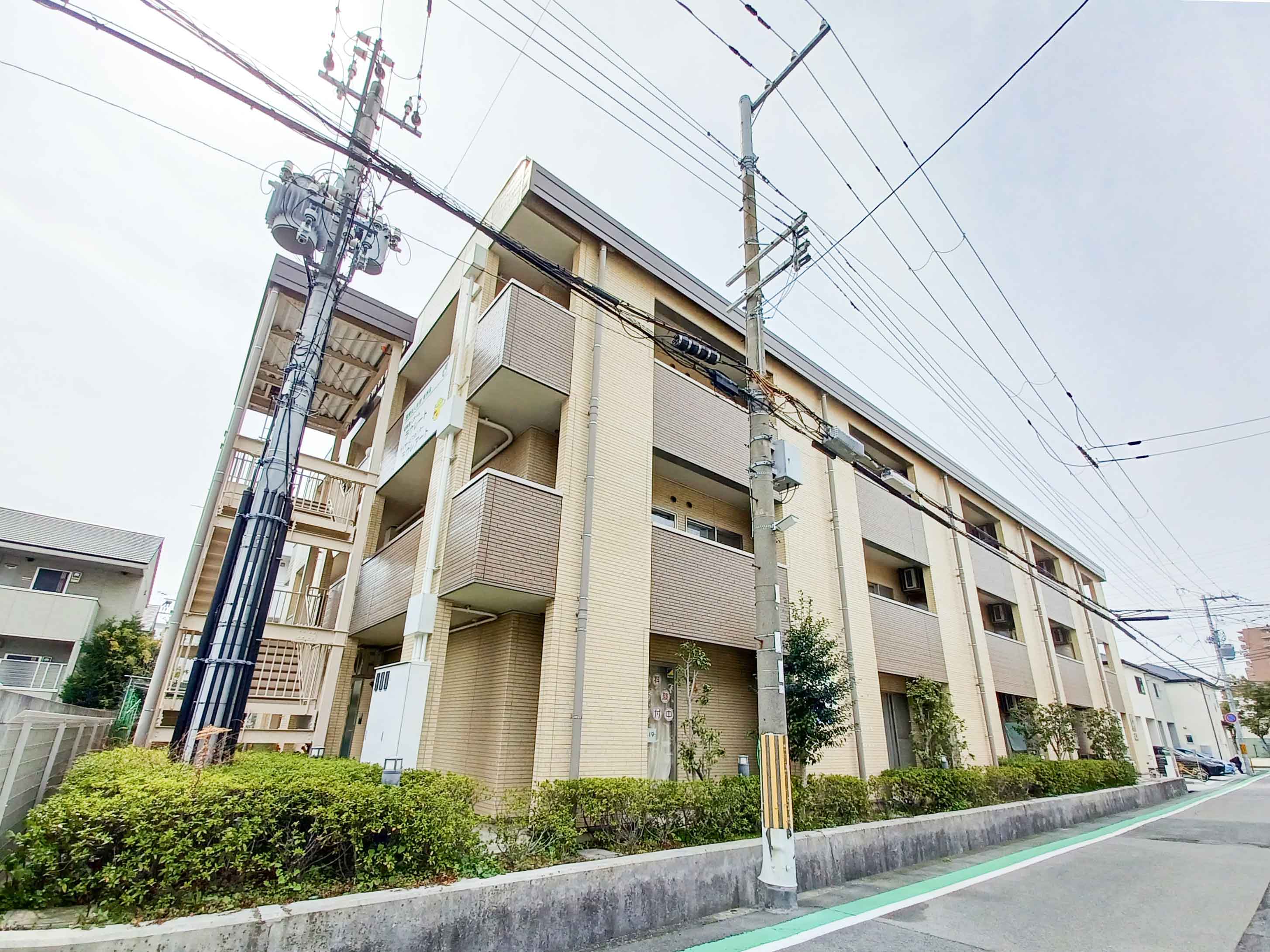 介護付き有料老人ホーム ラウレートの玄関