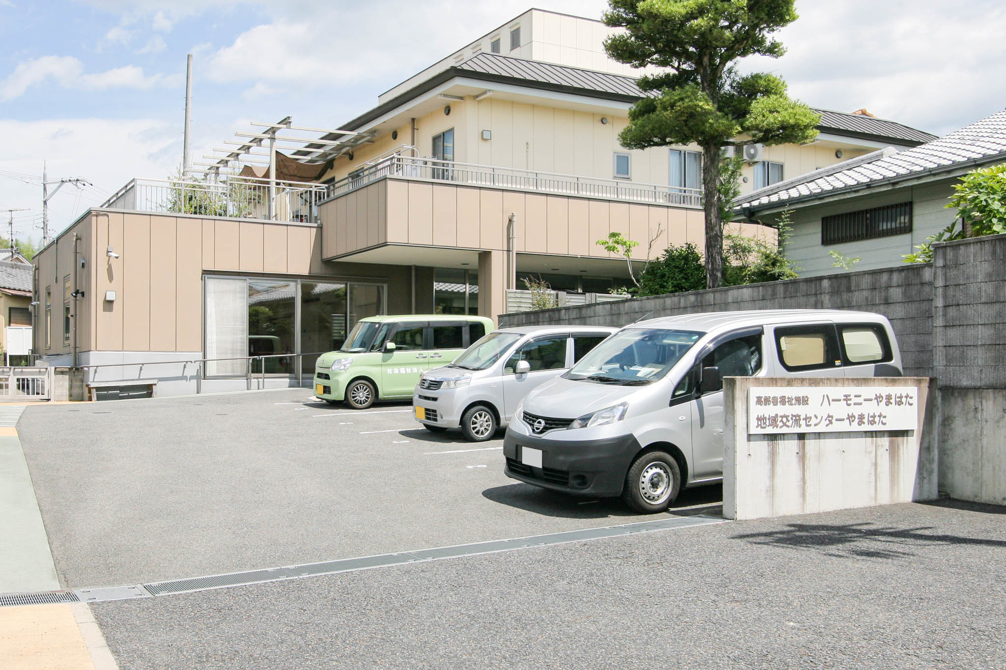地域密着サービスハーモニーやまはたの玄関