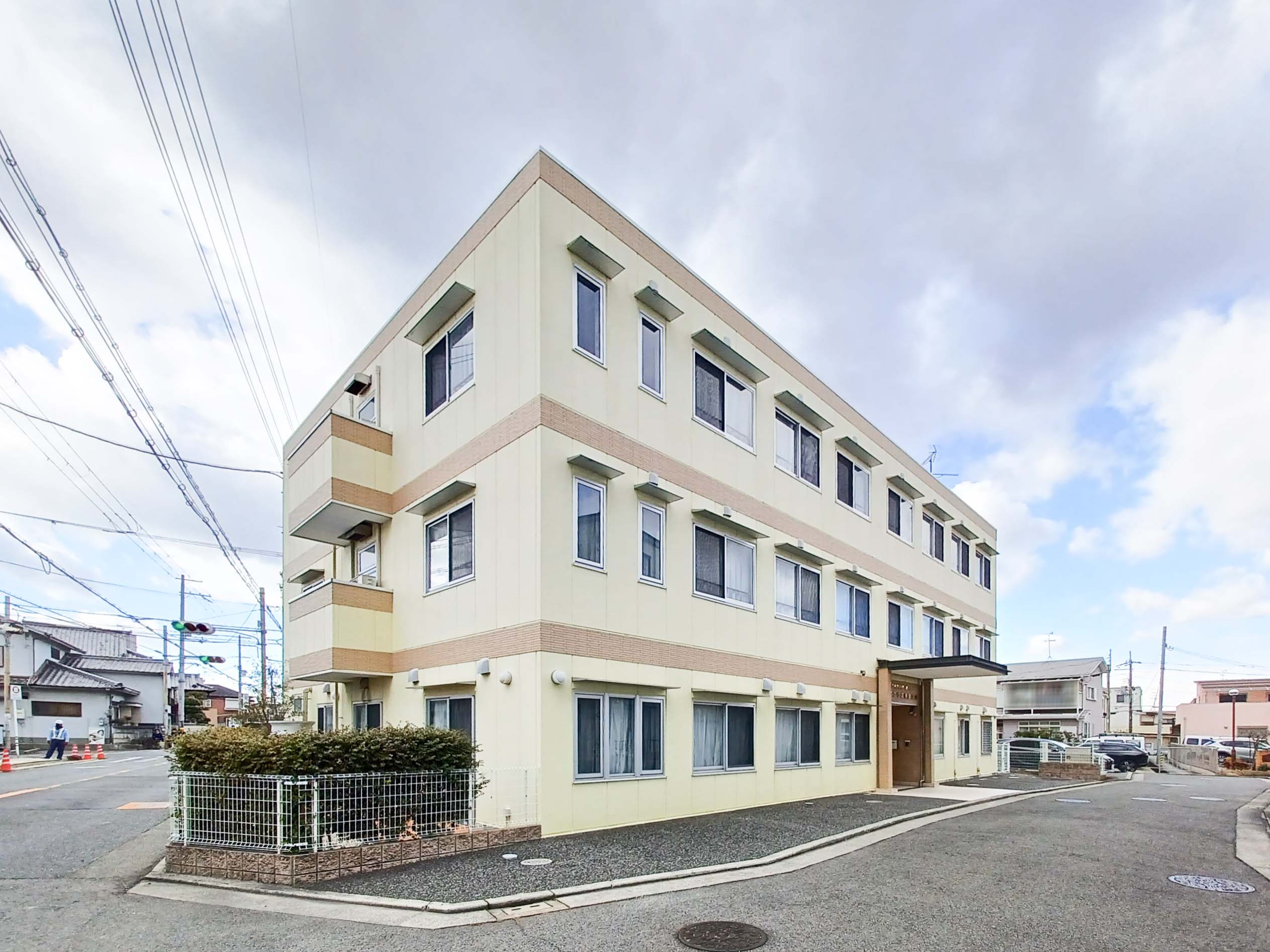 ケアプラス萩原天神の玄関