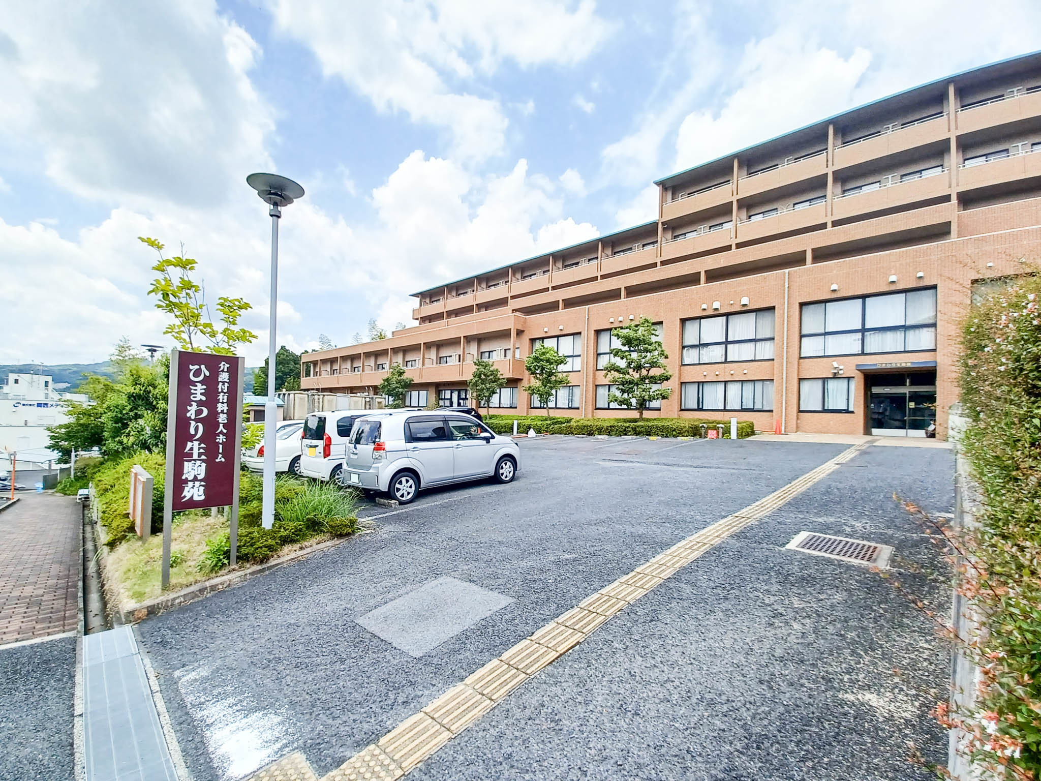 ひまわり生駒苑の玄関