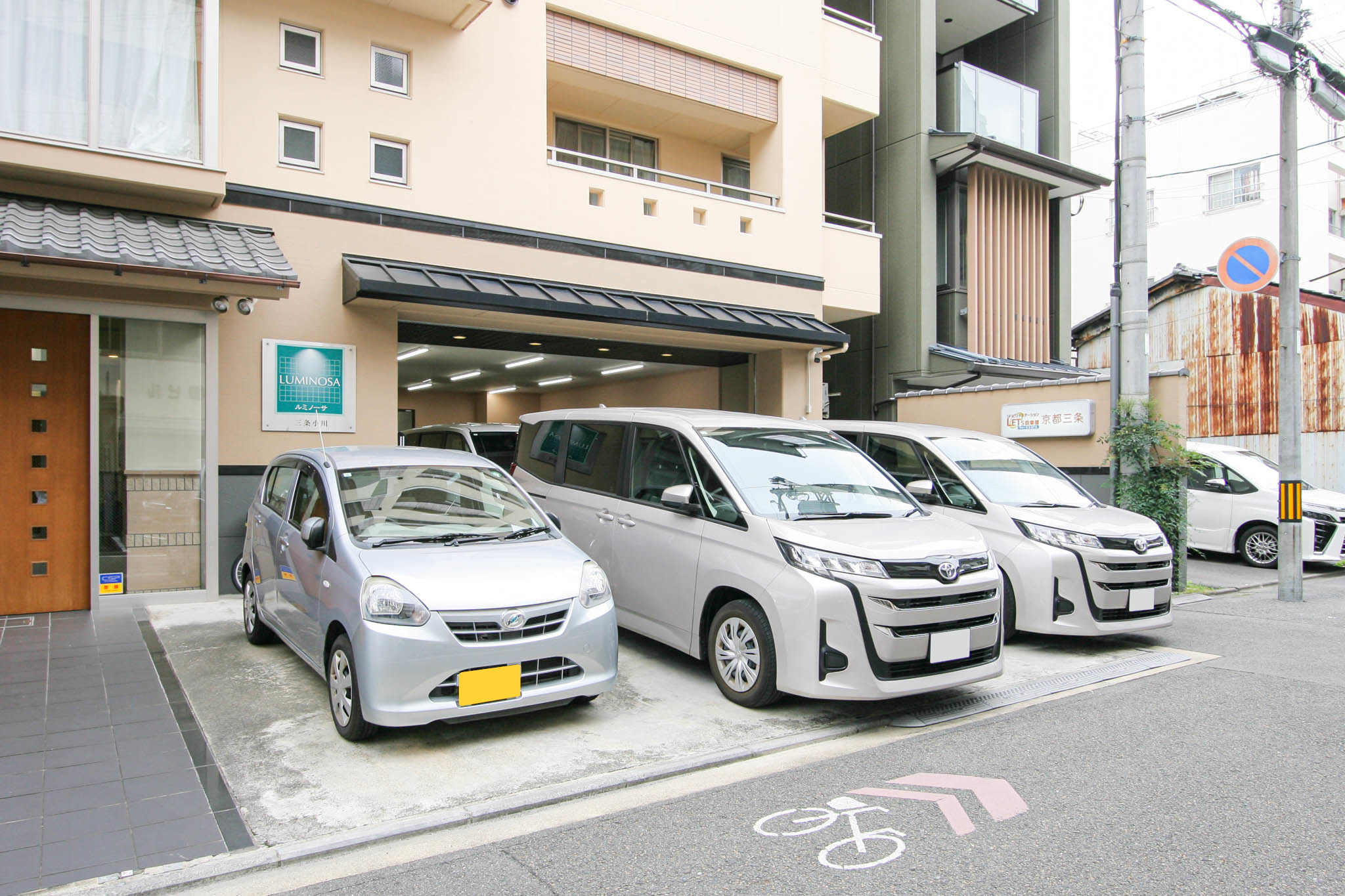 ルミノーサ三条小川の玄関