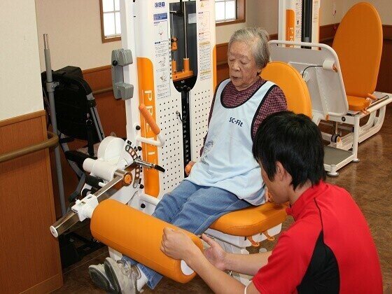 機能訓練指導員と一緒に楽しいリハビリ
