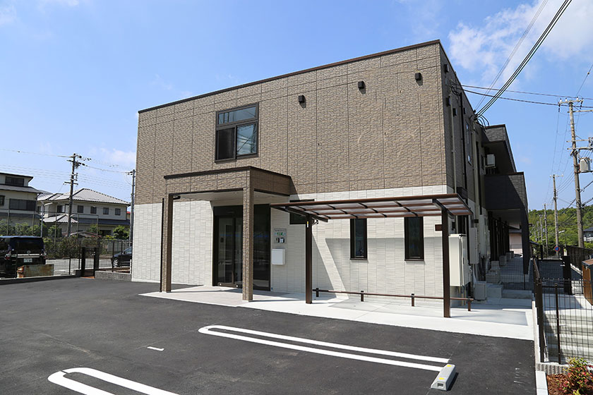 活気のある新興住宅地の中に立地しながらも、六甲山系の山々が見渡せる自然豊かな環境に位置しています。