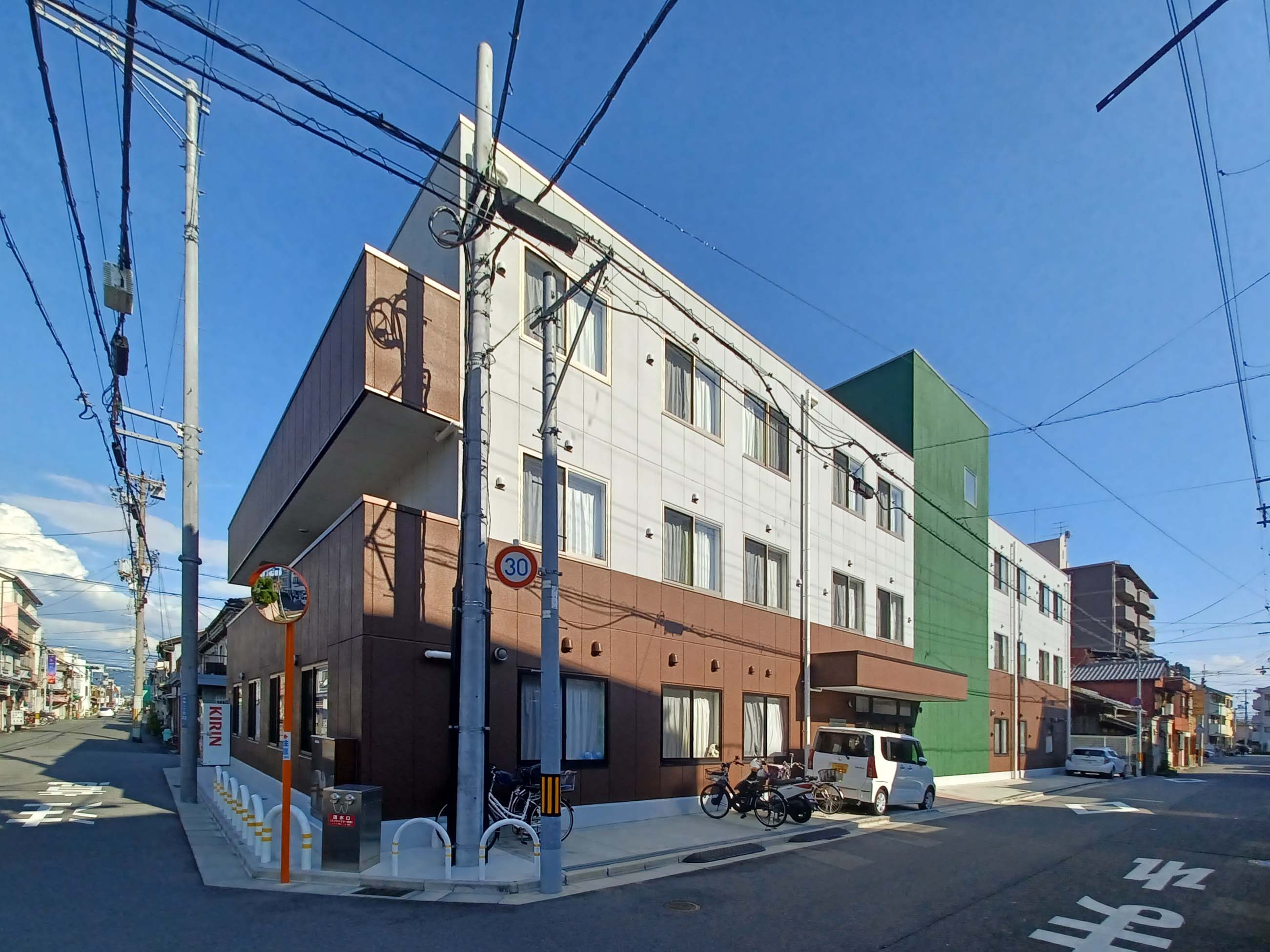 完全個室の明るい雰囲気の施設で穏やかにお過ごしいただけます。