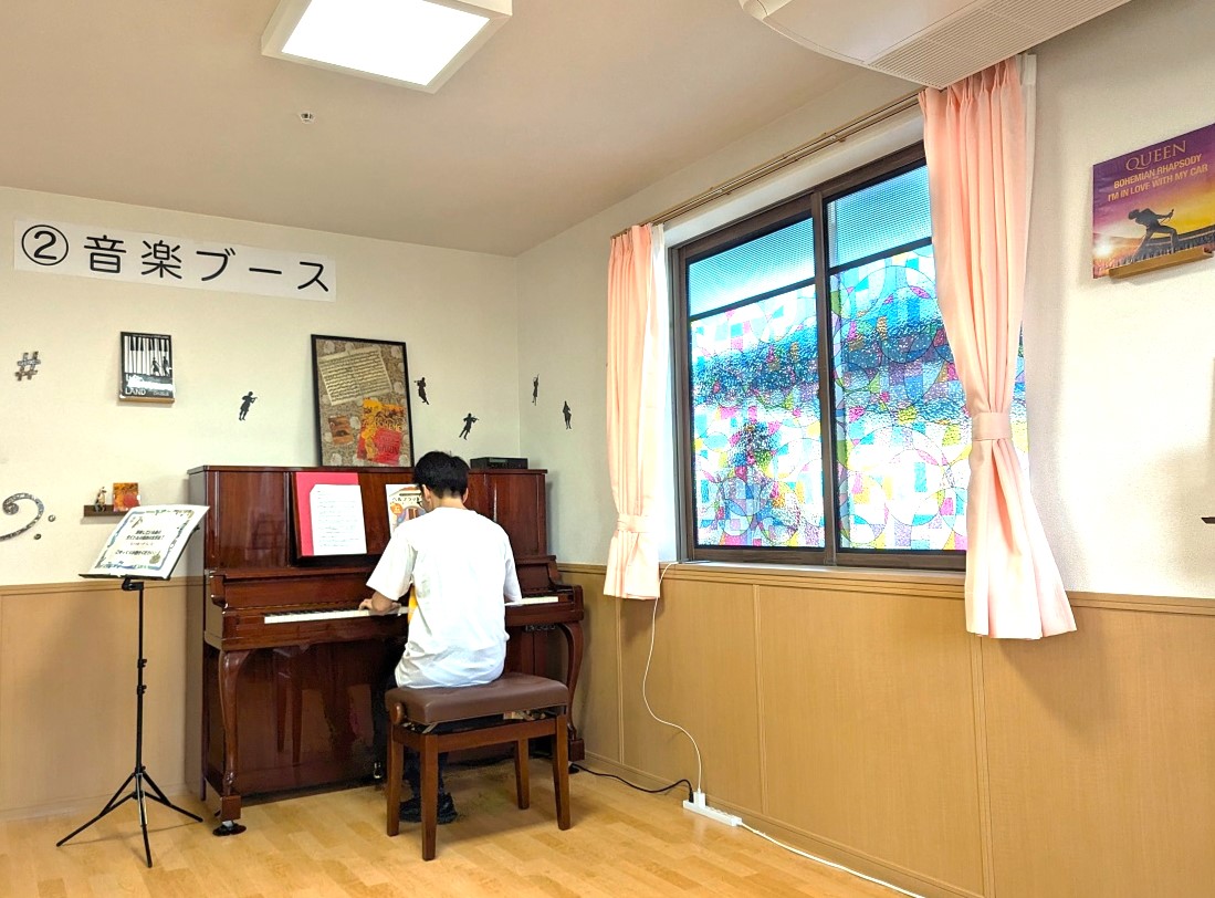 楽しいレクリエーションや音楽レクで心身の健康をサポートし、豊かな生活を提供しています。