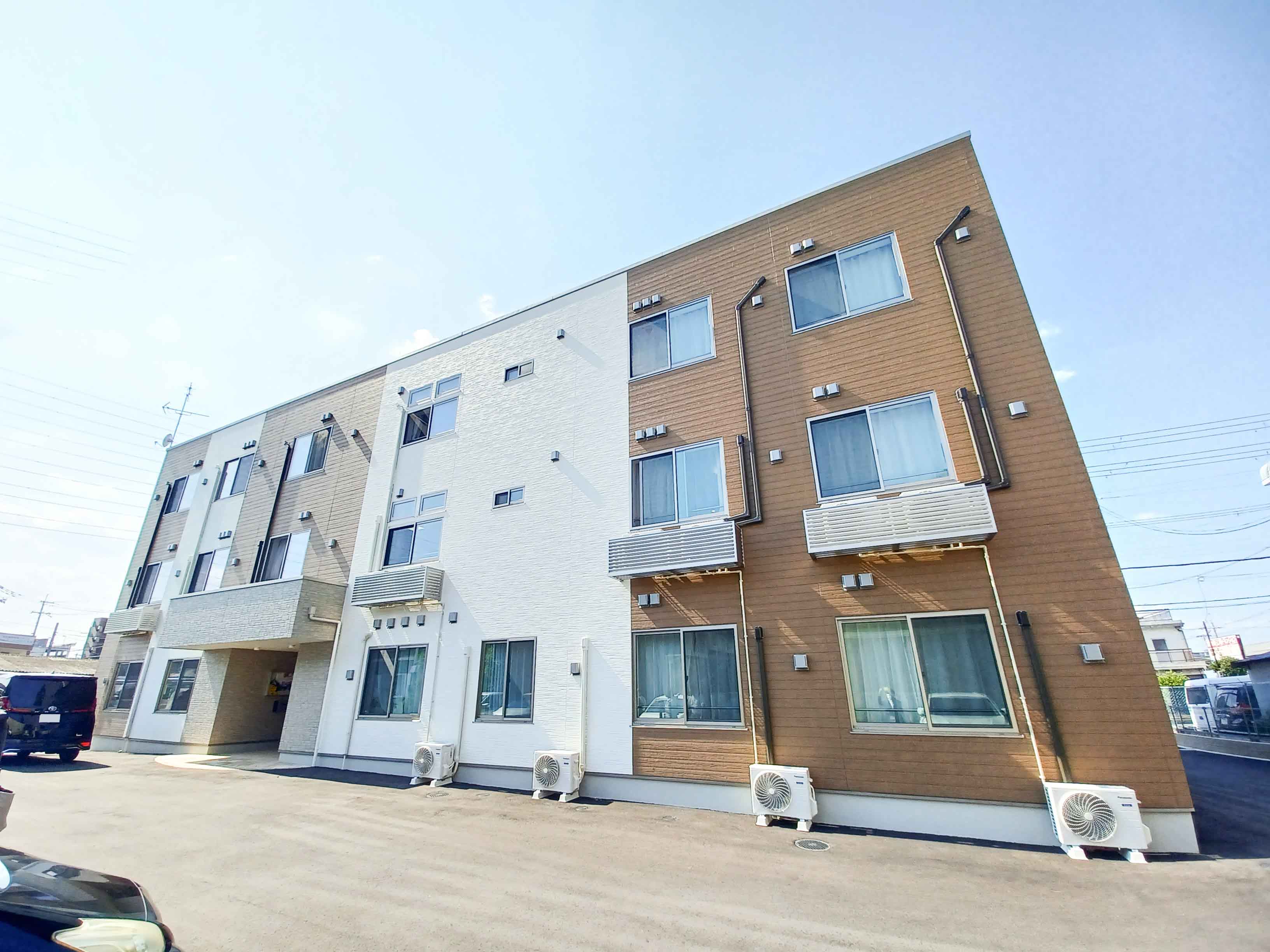 施設内の厨房で調理された温かいお食事提供、さまざまなイベント食で四季の移ろいを感じられます！