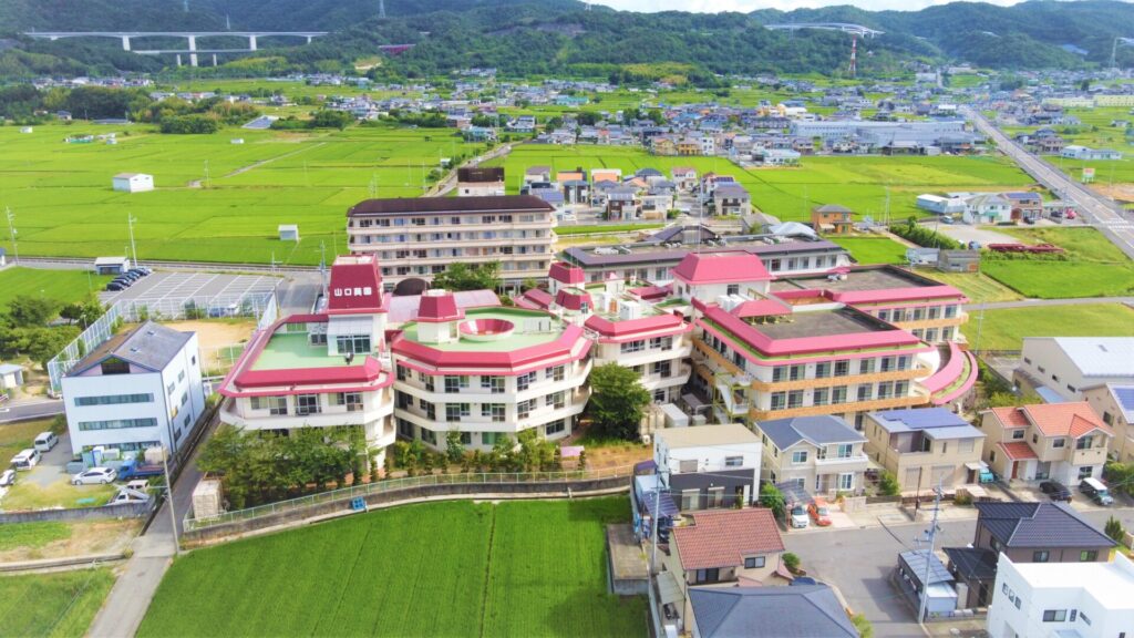 自然に囲まれた環境のなか、専門スタッフによる安心を提供。