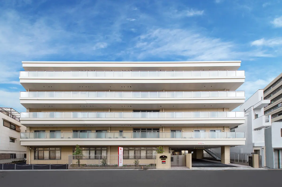 最寄駅から徒歩9分の好立地で、18㎡以上の広々とした居室を持つ施設です。