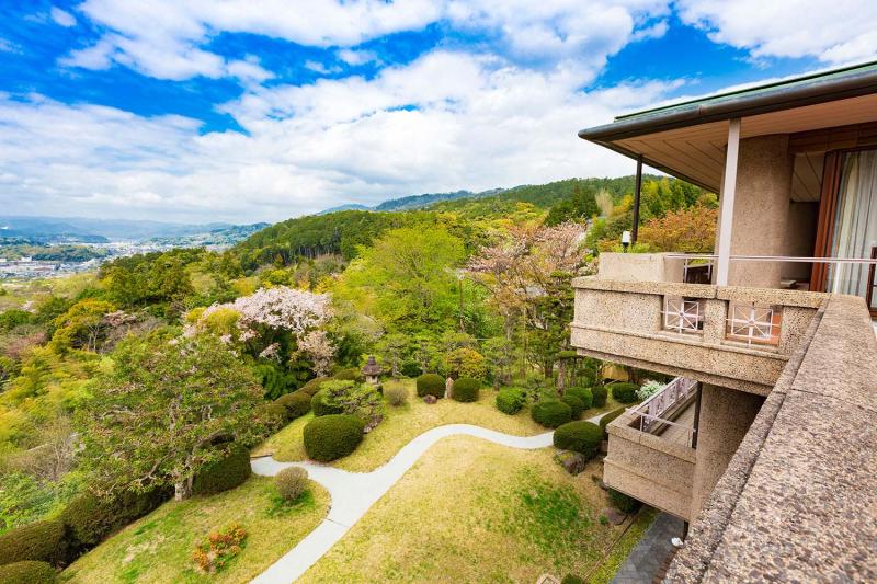 京都九条山の高台に位置！京都の街を一望できる施設！