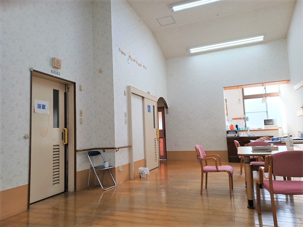天井が高い食堂です。日中は光が差し込み明るいです。