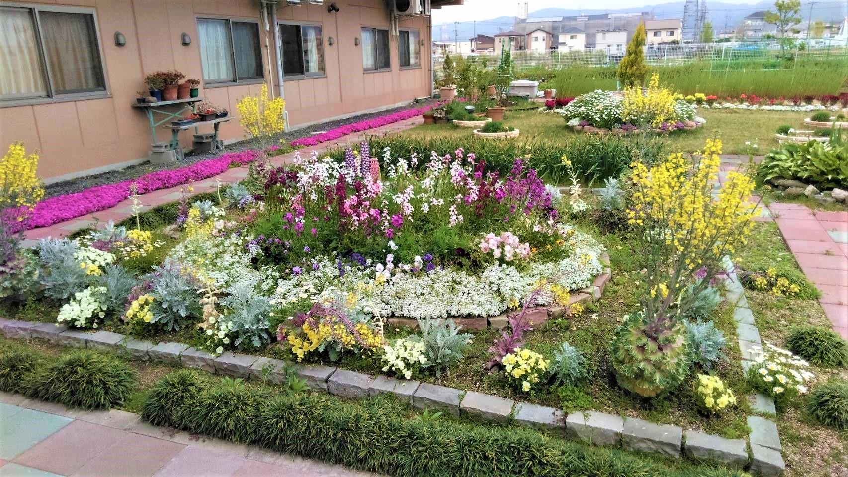 敷地内にある広大な庭で元気に機能訓練