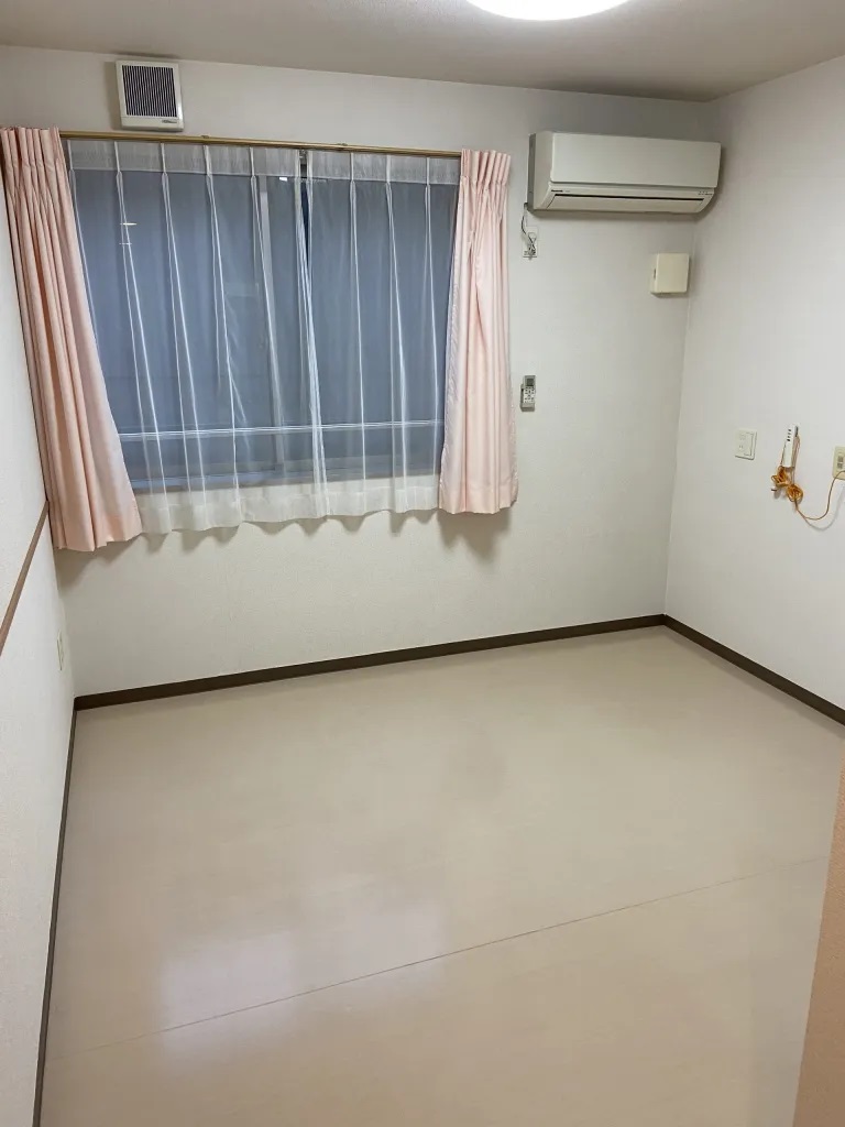 各居室は広々とした空間が確保されており、車椅子や歩行器をご利用の方も安心の環境！