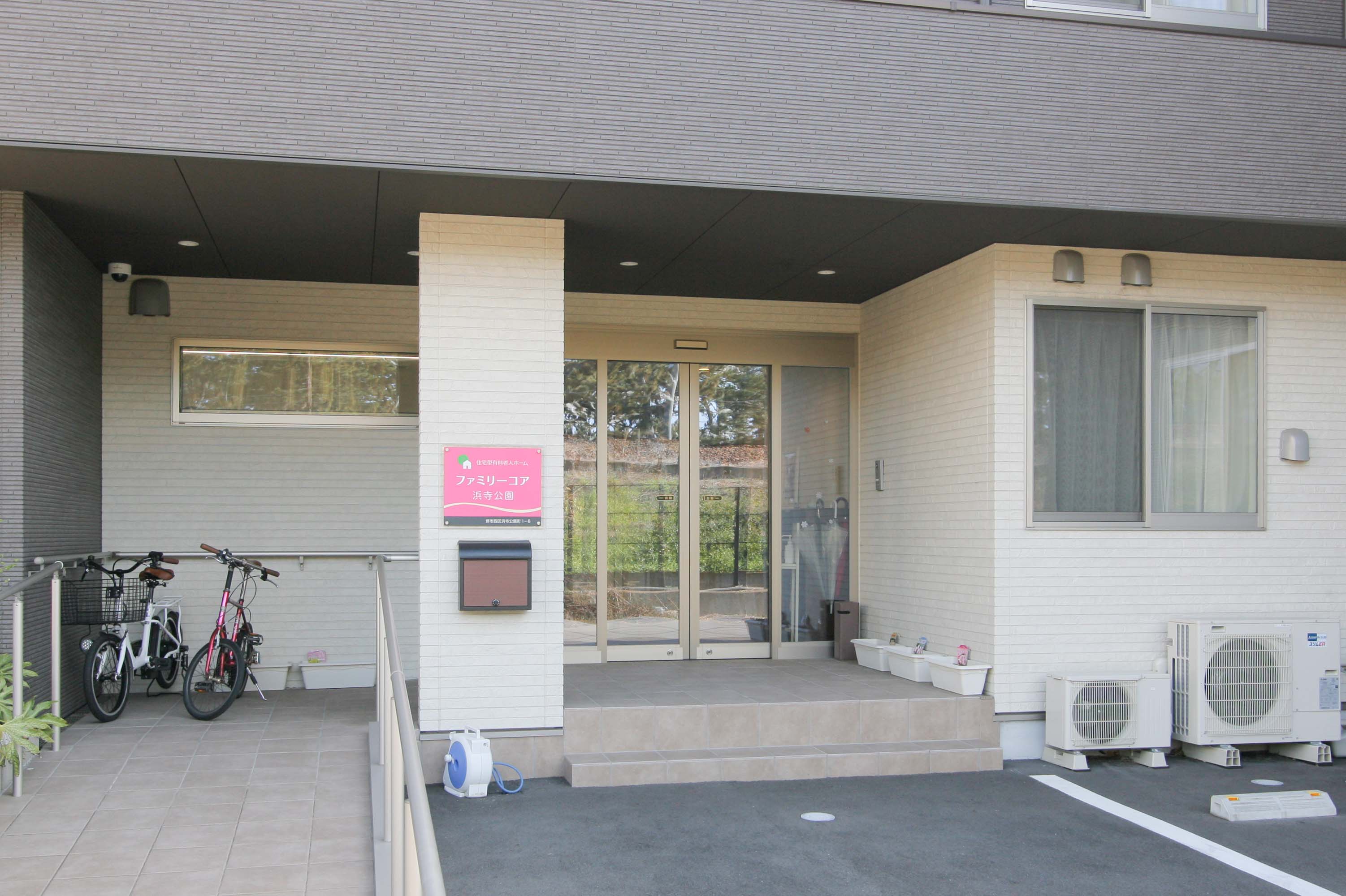 中庭やリビングルームが設置された施設！