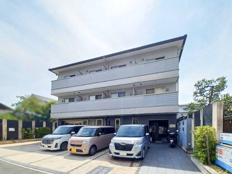 京都市営地下鉄東西線「石田駅」から徒歩約3分。アクセス良好な立地です。