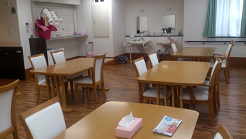館内の厨房で調理した温かく栄養満点の美味しい食事が提供！