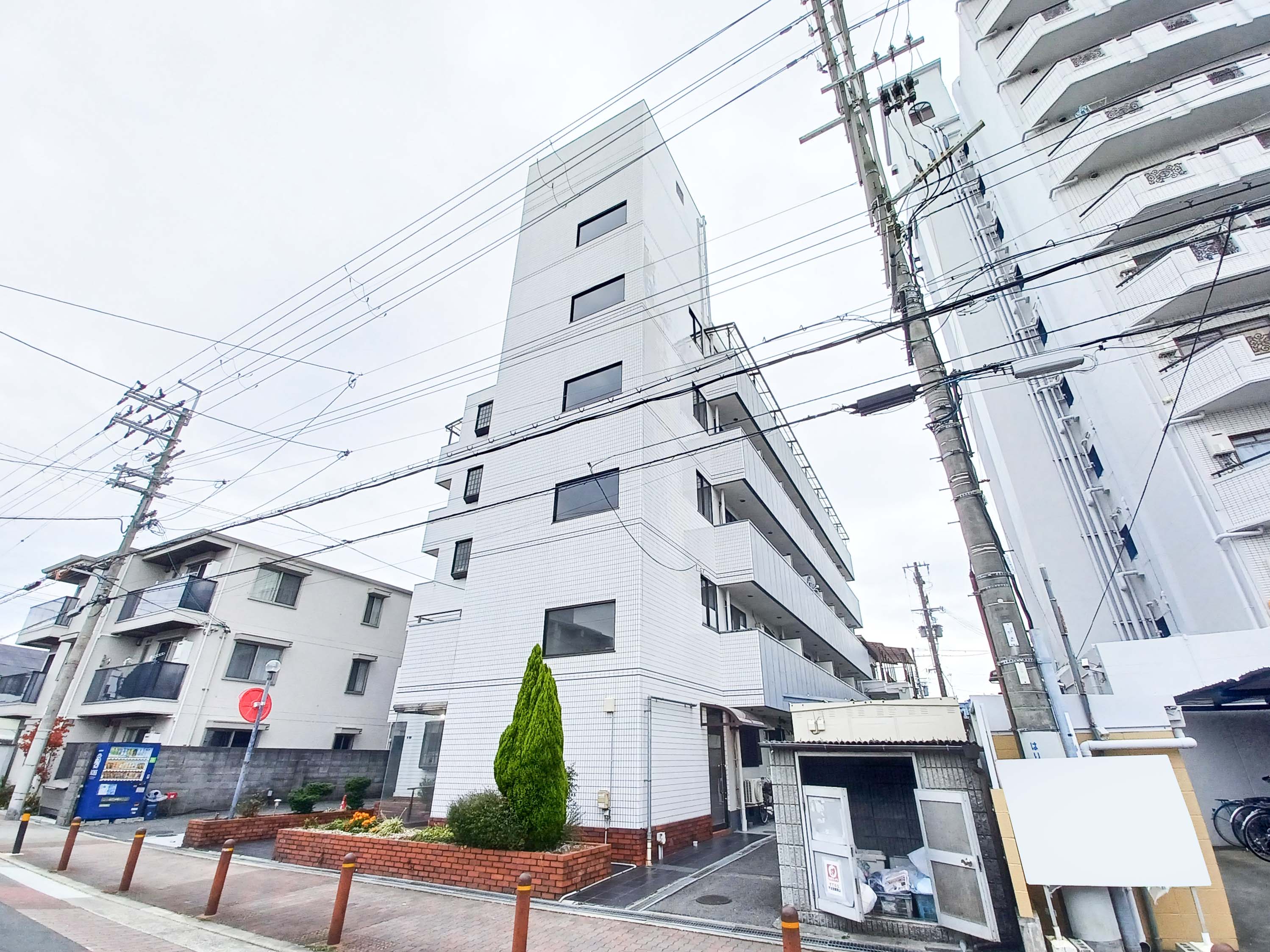 大阪メトロ今里筋線「清水駅」より徒歩5分のアクセス良好な施設です。