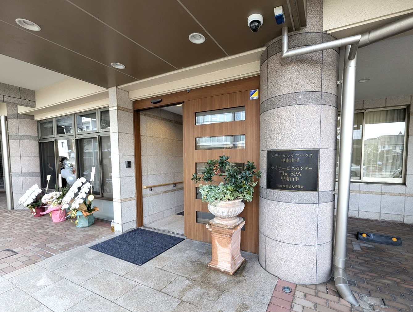 一階に歯科医院が併設。バリアフリー設計ですので車いすの方もしっかりとした治療を受けていただけます。