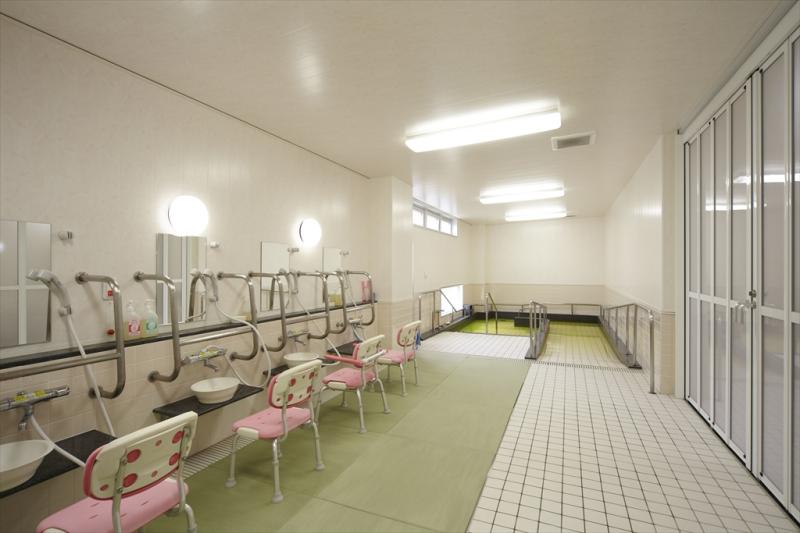 専門スタッフのリハビリテーションと畳敷きの温泉が、メリハリのある生活を支えます。