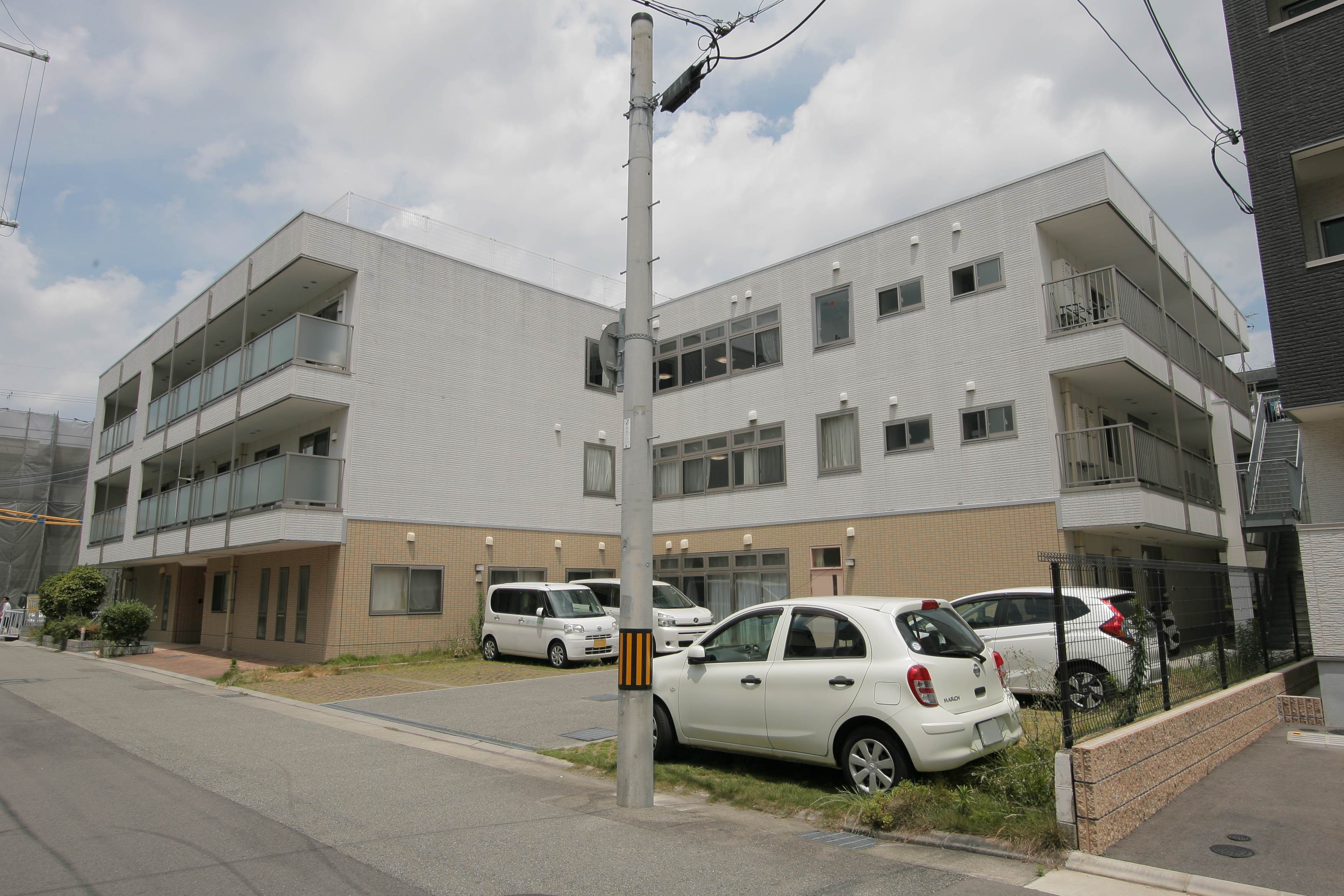 ラウレート東園田の玄関