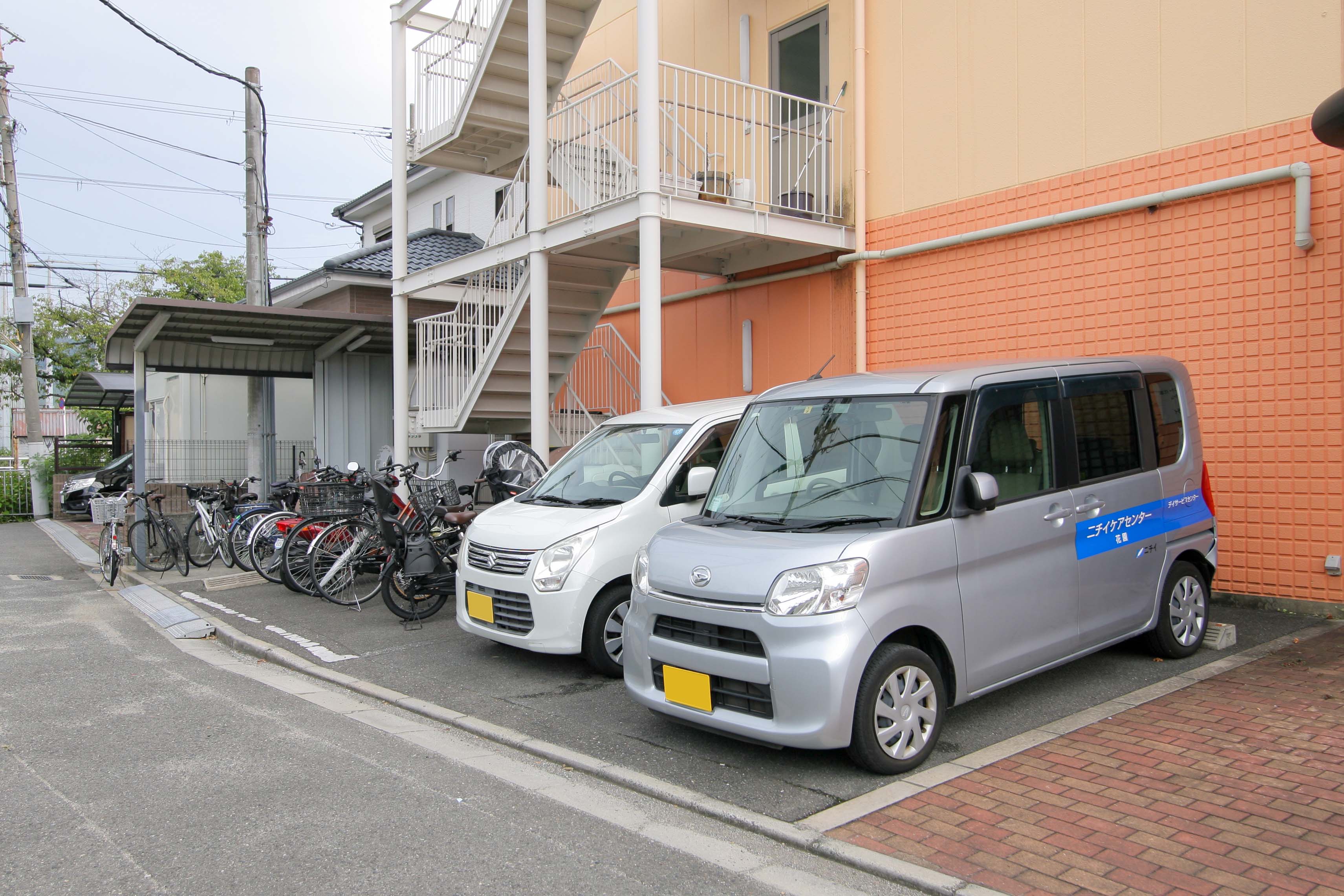 ニチイケアセンター花園の玄関