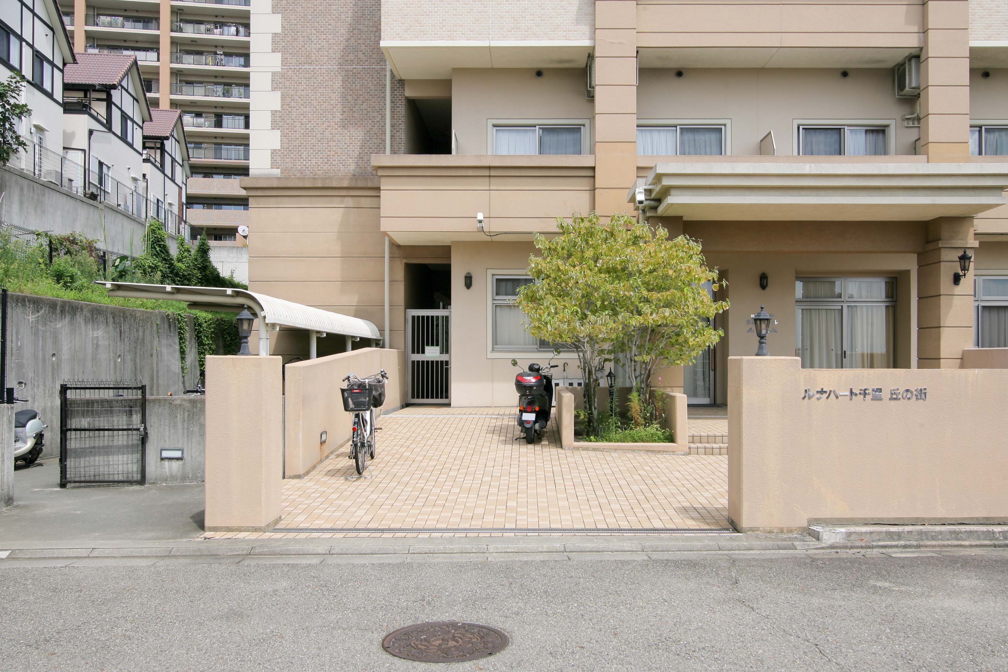 ルナハート千里丘の街の玄関