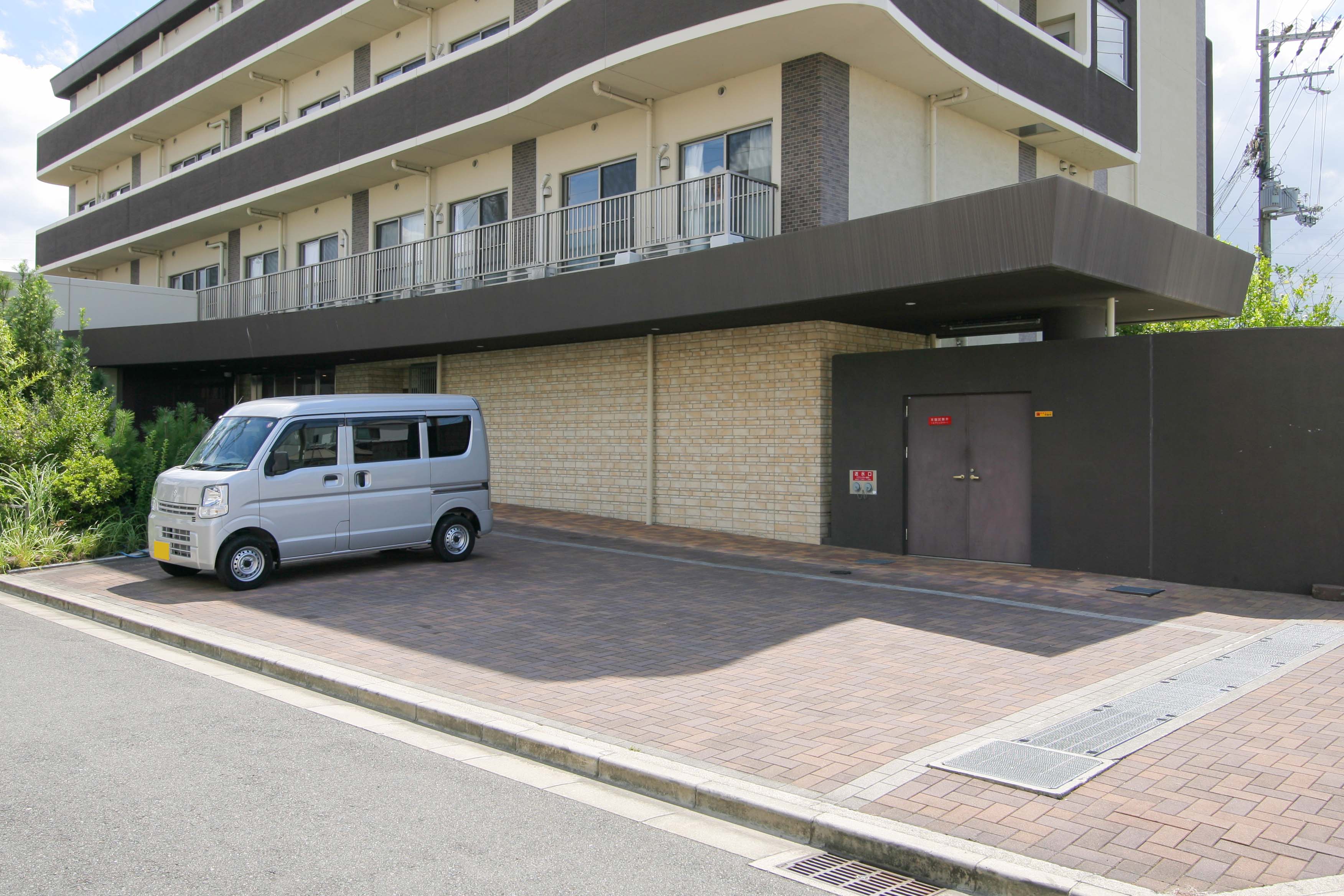 プレマコティ高槻の玄関