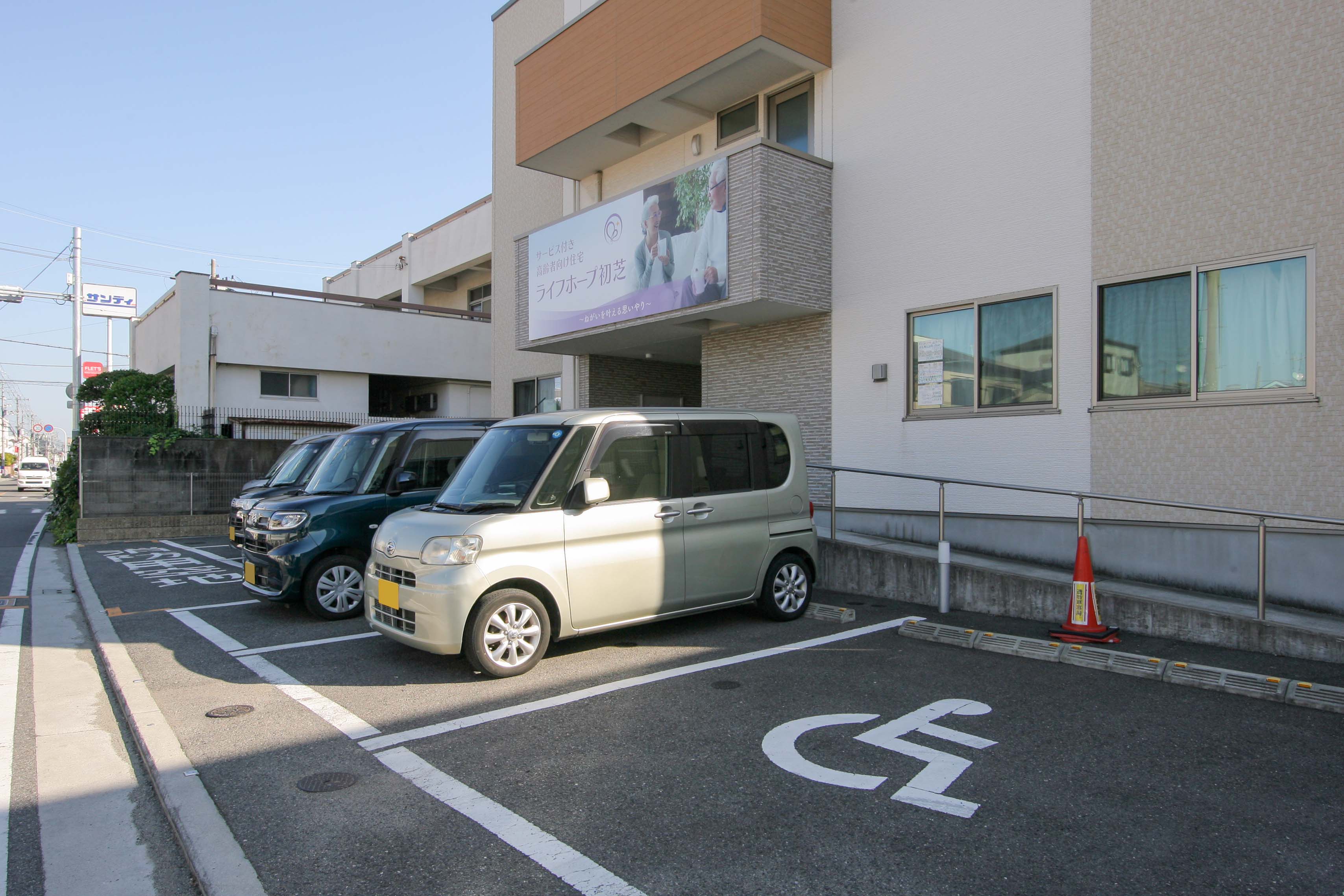 ライフホープ初芝の玄関