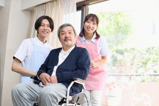 認知症でも入れる老人ホームの種類は?家族を施設に入れるタイミングや選び方を解説