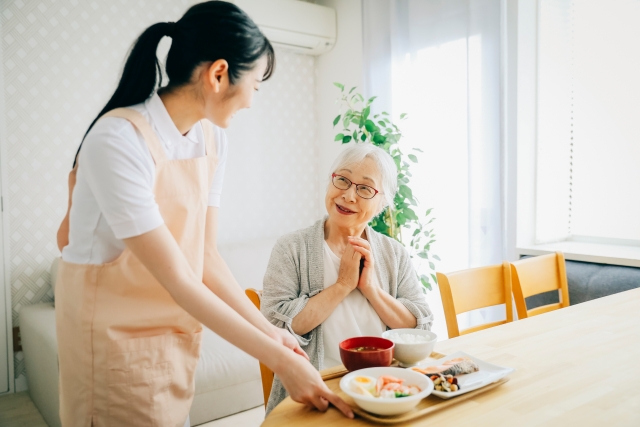 高齢者住宅は食事付き？サ高住の食事サービスと提供方法について
