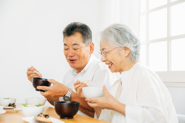 老人ホームで恋愛はあるのか?家族がとるべき対応も紹介