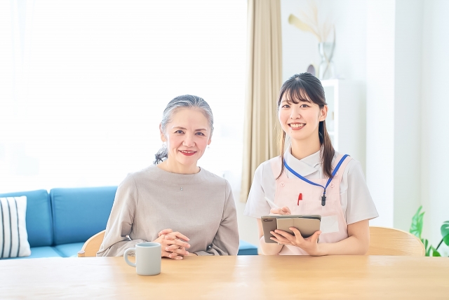 老人ホームに入居するときの便利グッズは?必需品や注意点も解説