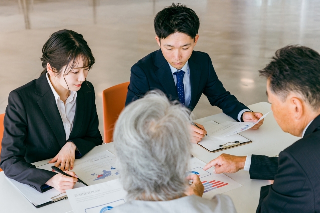 老人ホームの利用に欠かせない介護保険の適用範囲と適用外のサービス