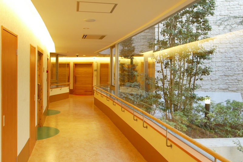 【要介護4とは】どんな状態？受けられるサービスや費用、要介護3・5との違いを解説