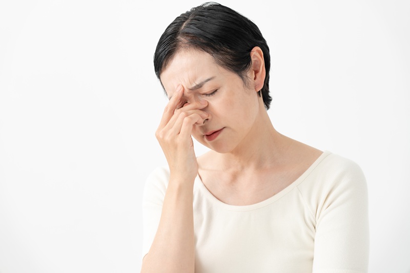 レビー小体型認知症とは？特徴的な症状（幻視・パーキンソン症状）や原因、治療法を解説