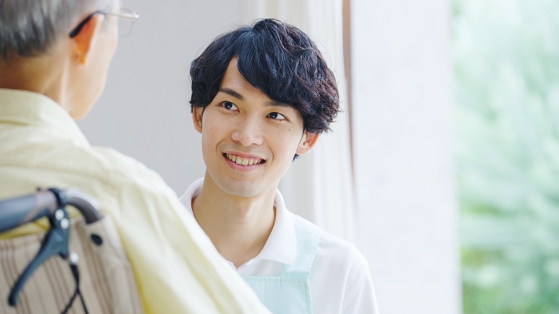 介護離職とは？年間10万人が直面する現実。原因と問題点、仕事と両立するための支援制度を徹底解説