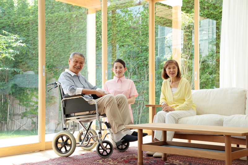 【認知症の介護ガイド】家族の負担を軽くする接し方と利用できるサービス