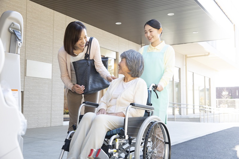 認知症の症状で病院から退院を促されたら？理由と相談先、退院後の選択肢を解説