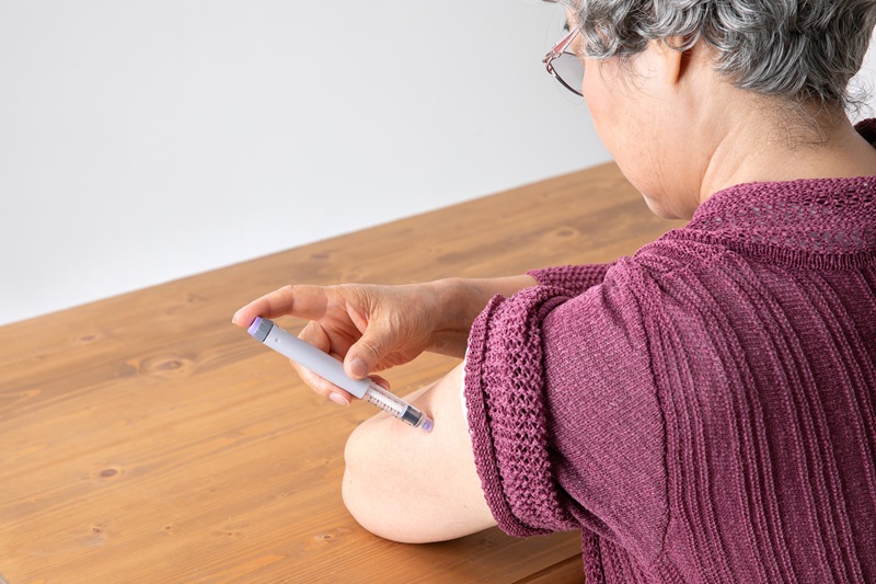 糖尿病でインスリン注射が必要な方の老人ホーム選び｜看護師の配置や食事療法のポイントを解説
